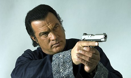Steven-Seagal-aiming-gun-008.jpg