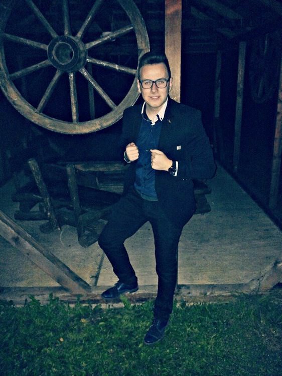 12096485_919132824840154_373445282425242