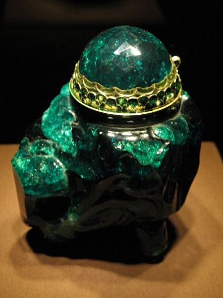 emerald-vessel-unguentarium-2860-carat-columbian-two.jpg.a672f55147f572431cd1777e02770e57.jpg