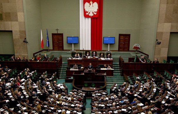polonia-parlament-legi-justitie-465x390.jpg.c7767cc86f7ac05d527ece6a8c5d5962.jpg