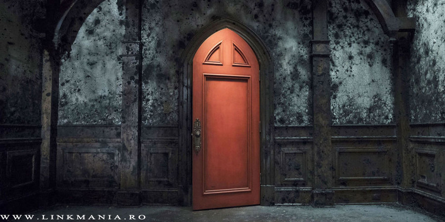 landscape-1539620678-new-1539589685-haunting-hill-house-red-door-netflix.thumb.jpg.abb1d5405ff0e0ac9af9babe319411cf.jpg
